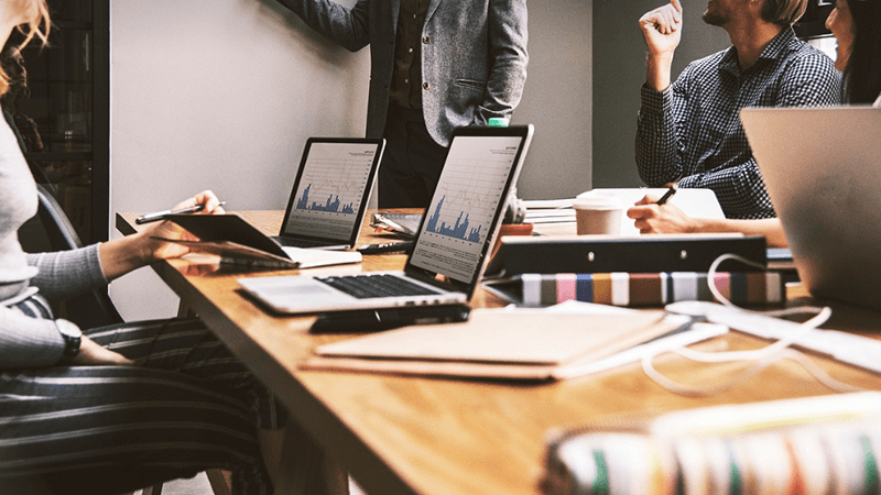 Equipo profesional de Symmetric trabajando en soluciones de ingeniería